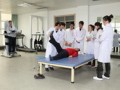 长春东方学院康复治疗系学生在实训室接受专家引导
