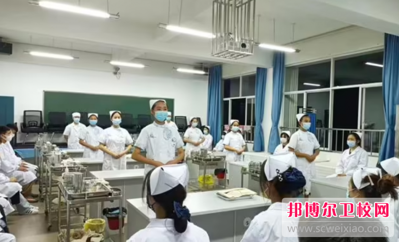 云南2023年女生学护理学校有没有前途
